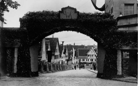 schmückt Tor bei der Post Richtung Stadt, beim Jubiläum 1925 des Paul Wilhelm De Keppler zur seiner 25 jährigen Bischof und 50 Priester weihe