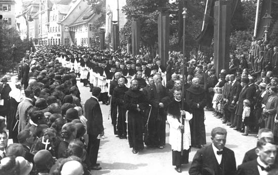 Beerdigungszug 1926 von Bischoff Paul Wilhelm De Keppler mit den Weggental Franziskaner Patres