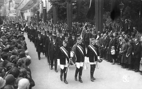 Beerdigungszug 1926 von Bischoff Paul Wilhelm De Keppler mit Studenten.