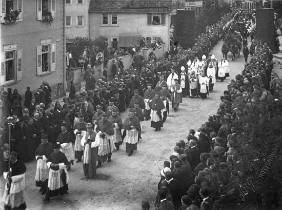 Beerdigungszug Bischofe Kranzwagen mit Pferd beim Hindenburg Platz (Eugen Bolzplatz)