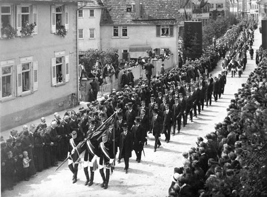 Beerdigungszug die Studentenverbindungenbeim Hindenburg Platz (Eugen Bolzplatz)