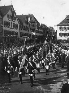 Spalier der Bürgerwache mit den Abordnungen der Studentenverbindungen