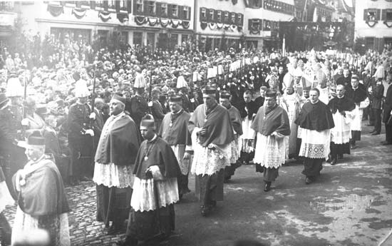 Bischofe auf dem Markplatz