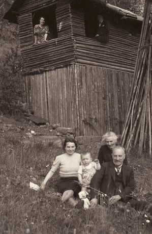 Großeltern mit Engel und Tochter Paula oben Tochter Elisabeth und Sohn Adolf