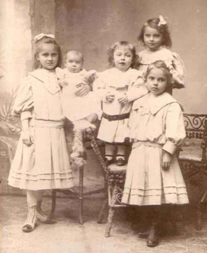 Unser Vater mit seinen 4 Schwestern ca.1908/09