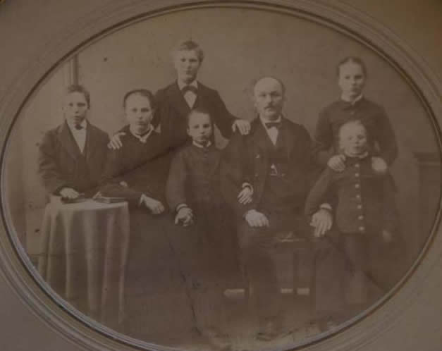 Stammmvater mit Familie ca 1876