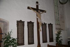 Kruzifix mit den Gedächtnistafeln für die in den Weltkriegen Gefallenen